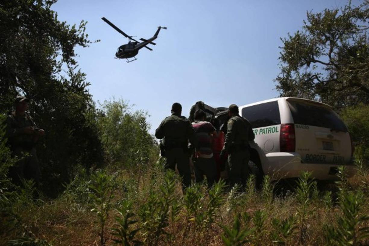 El helicóptero retoma el vuelo para seguir controlando la frontera.