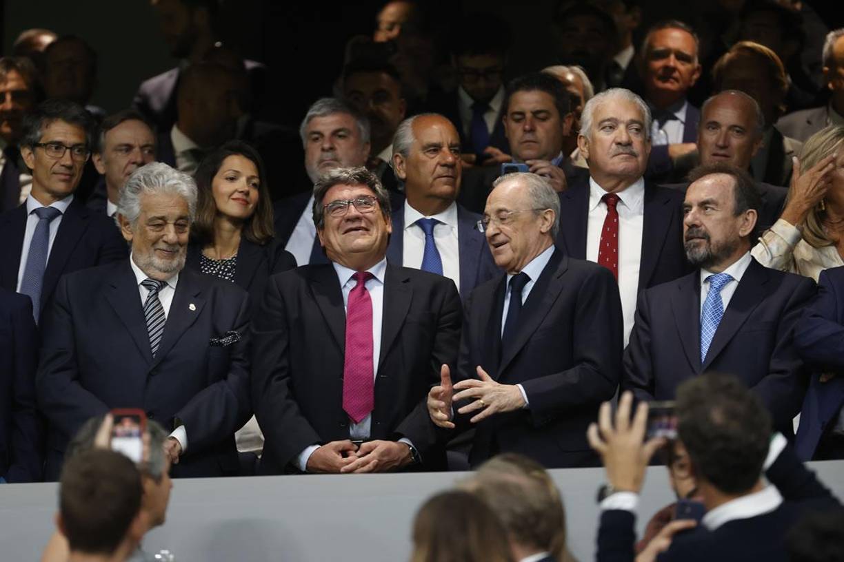 El cantante Placido Domingo; el ministro de Inclusión, Seguridad Social y Migraciones en funciones, José Luis Escrivá; el presidente del Real Madrid, Florentino Pérez, y el presidente del Getafe, Ángel Torres, antes de comenzar el partido en el Santiago Bernabéu. 