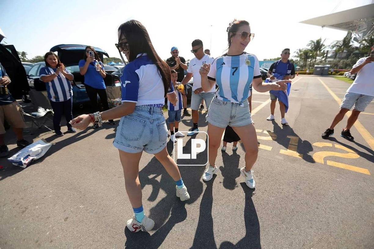 Bailes, carne asada, manta de Maradona y hasta un Lamborghini: las fotos del ambientazo en el Argentina-Honduras