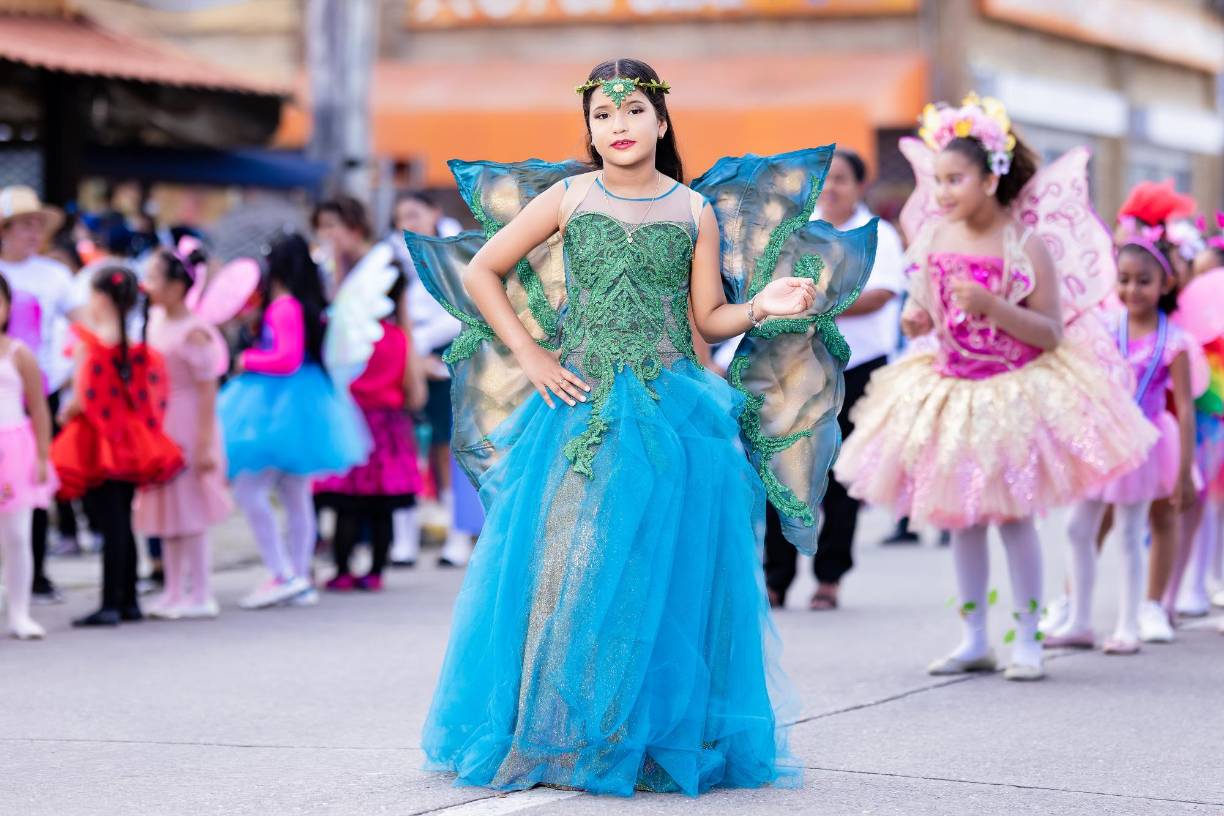 Navid Tatum estudiante del instituto Atlantic Bilingual School en los desfiles patrios de Puerto Cortés.