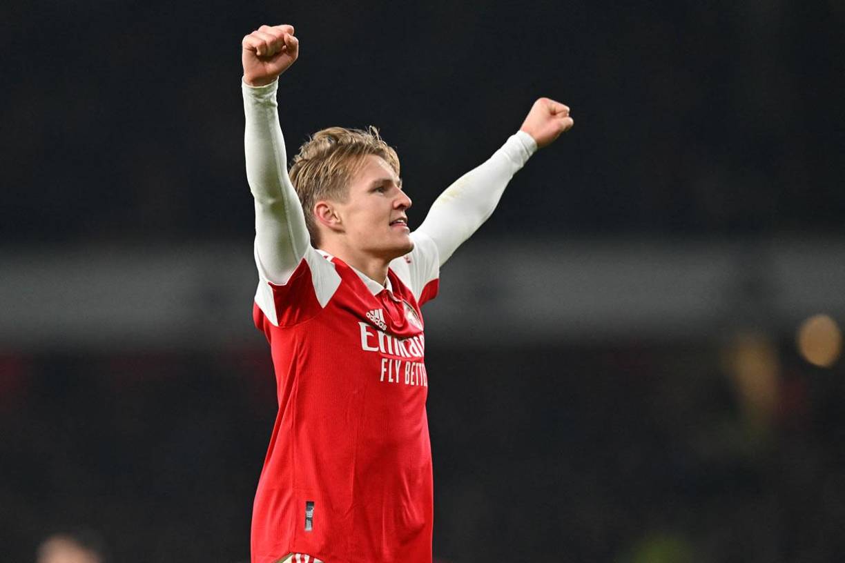 El FC Barcelona sigue siendo relacionado con grandes jugadores, siendo este el caso, donde en Inglaterra han puesto el foco en la figura de Martin Odegaard. El ex defensa inglés Rio Ferdinand afirmó que el noruego del Arsenal seguirá siendo objetivo para otros equipos europeos importantes en los próximos años, y que el Barça podría ser una opción. “El único sitio al que podría ir es a algún lugar como el Barça. Si entran (en la puja), es una conversación diferente”, dijo, dejando entrever que el ex del Real Madrid estaría dispuesto a salir rumbo al Camp Nou.