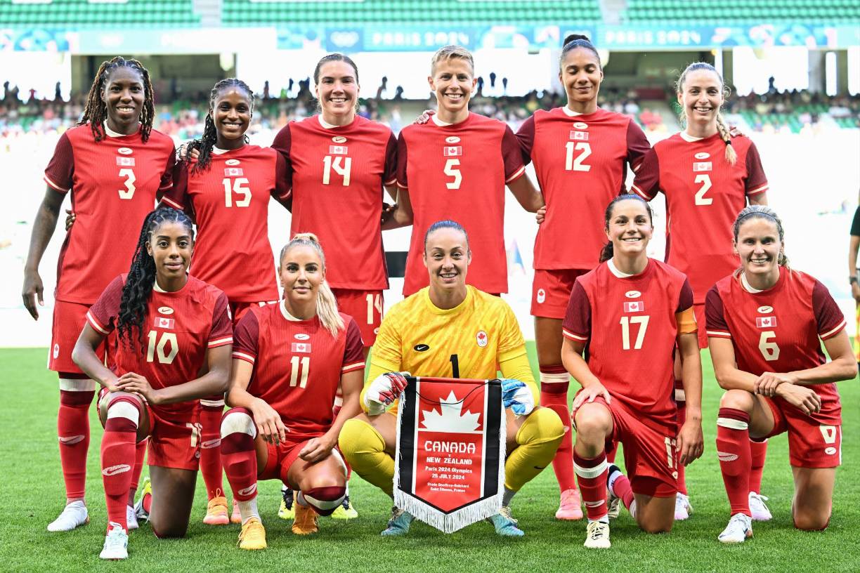 La Selección Femenina de Canadá debutó este jueves en los Juegos Olímpicos de París 2024 ante Nueva Zelanda, pero una polémica previa ha generado revuelo. 