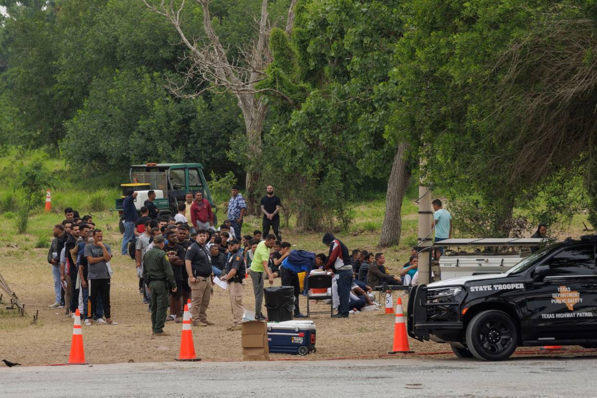 Tras recibir un promedio de 100 migrantes diarios desde inicios de año, en las últimas dos semanas “los números regularmente son entre 700 a 1.000 personas por día”, cuenta Mayra Paredes, voluntaria de la organización humanitaria Team Brownsville, que los apoya con ropa y alimentos.