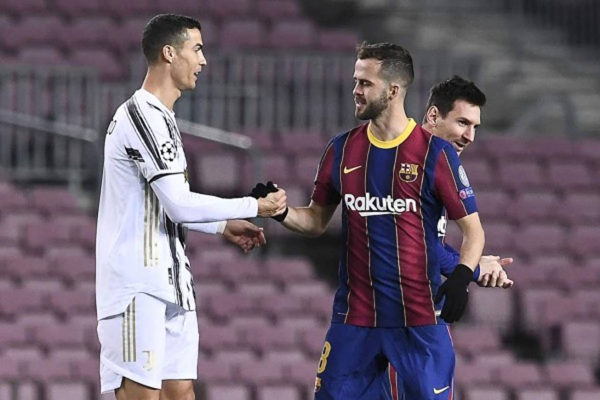 Cristiano Ronaldo también saludó a Miralem Pjanic, su excompañero en la Juventus.