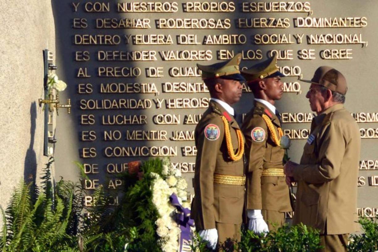 Un año sin Fidel Castro. Raúl Castro rindió homenaje a Fidel, fallecido líder cubano, al cumplirse ayer un año de su muerte.