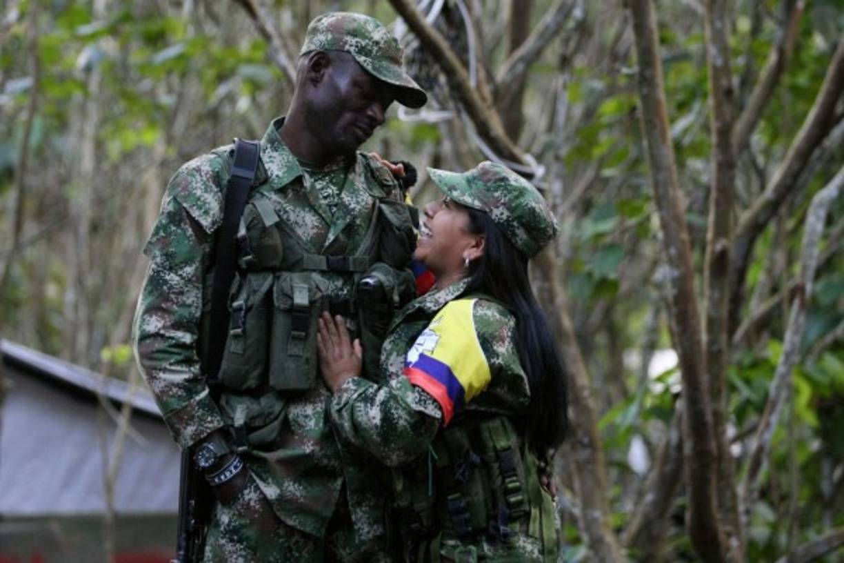 COLOMBIA. Última fiesta en armas. Una pareja de guerrilleros de las Farc celebró la Navidad en la selva, antes de entregar sus armas. Foto: EFE/CRIATIAN ESCOBAR MORA