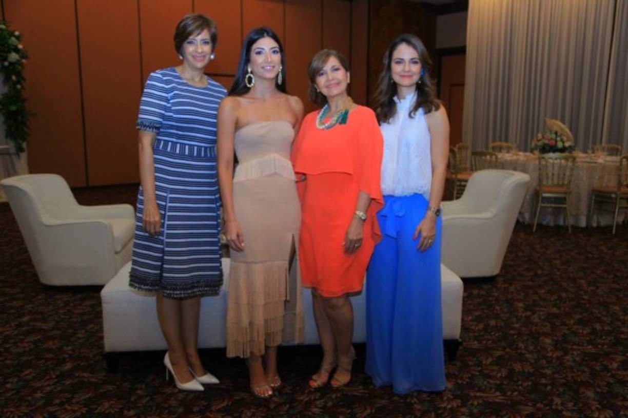 Juanilla y Daniela Kattán, Connie Yuja y Jessica Romen.