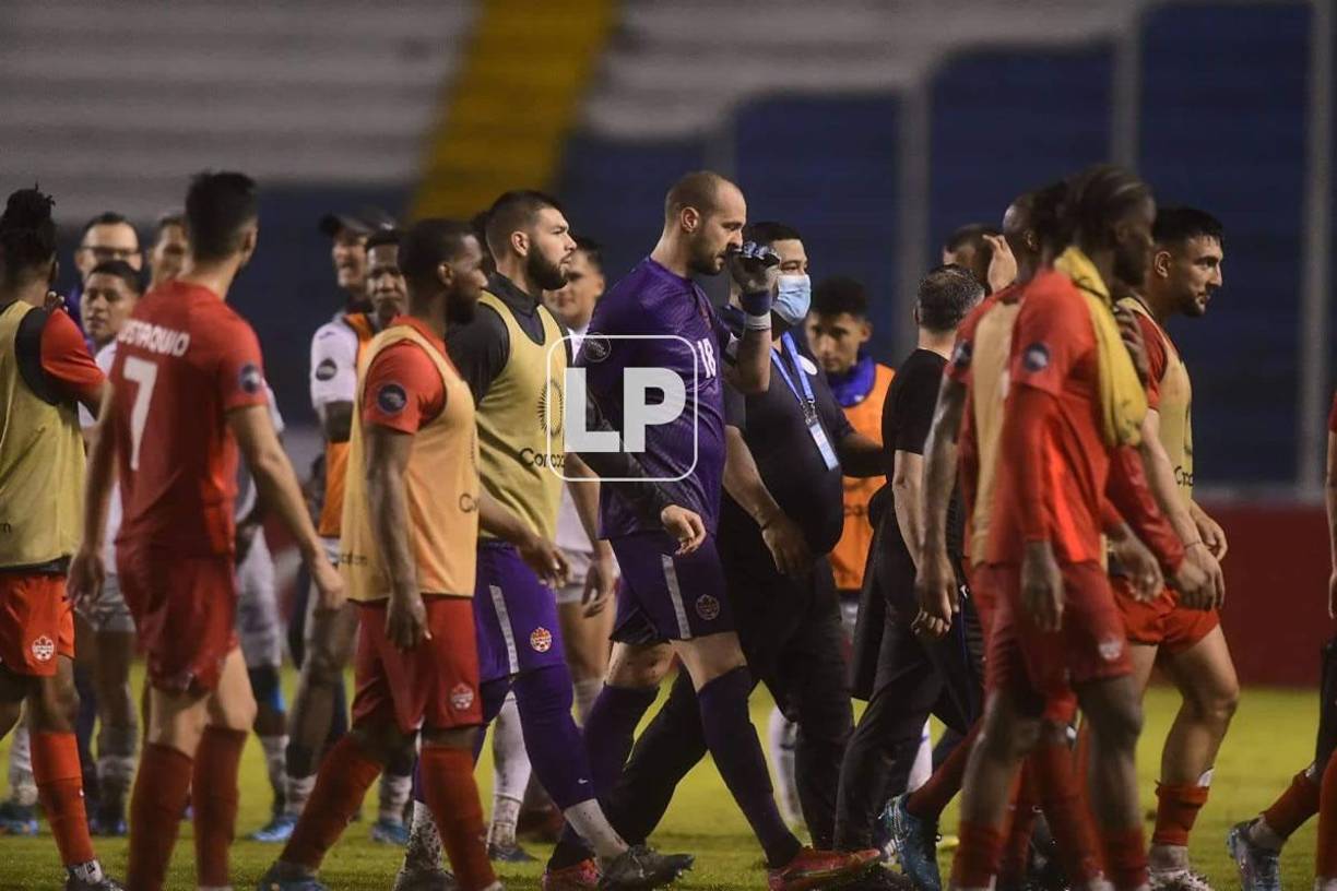 Así se fueron los jugadores de Canadá del campo tras perder contra Honduras.