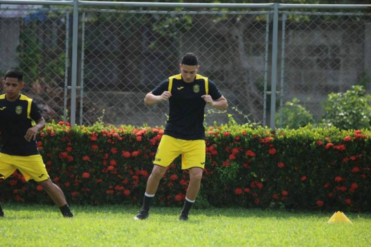 Jhow Benavídez: Según información de Diario Diez, el volante está más fuera que dentro del Real España. Cabe señalar que al volante se le terminó su contrato y sigue sin renovar con los aurinegros.