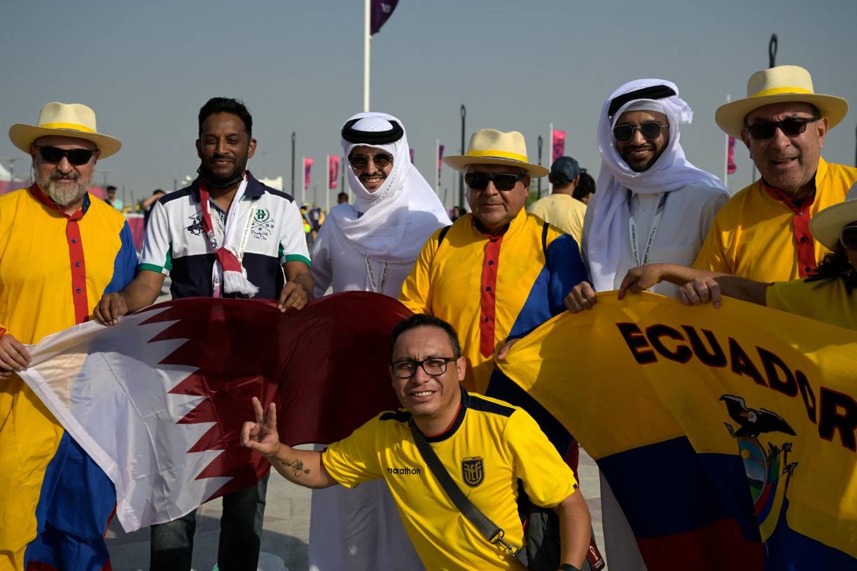 Aficionados de Ecuador y Qatar posan para una fotografía en las afueras del estadio.