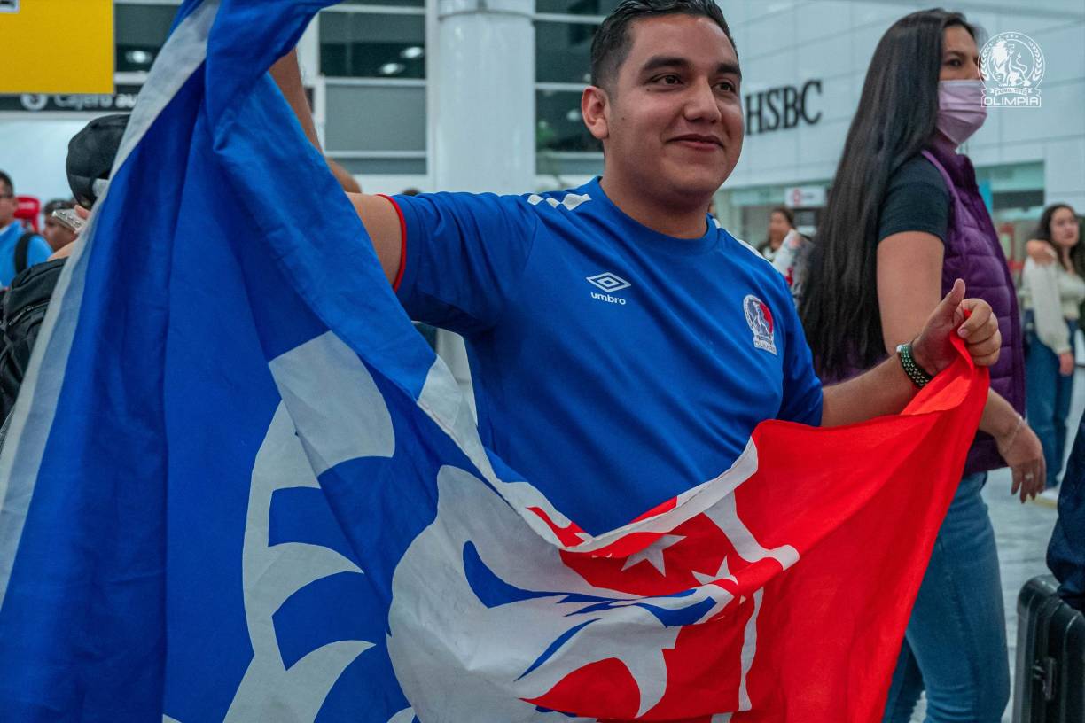 Uno de los hondureños olimpistas que ha viajado a México para apoyar a su amado Olimpia.
