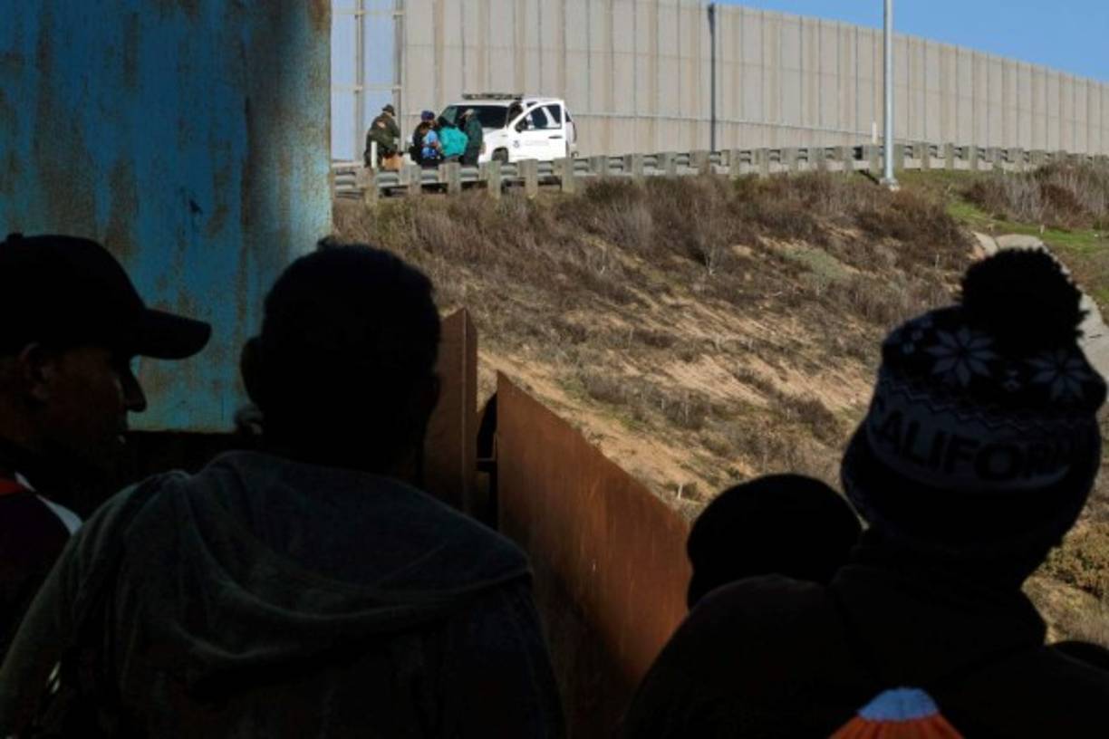 Tras cruzar el muro, los migrantes se entregan a la Patrulla Fronteriza para ser trasladados a un centro de detención donde pueden iniciar su proceso de asilo.