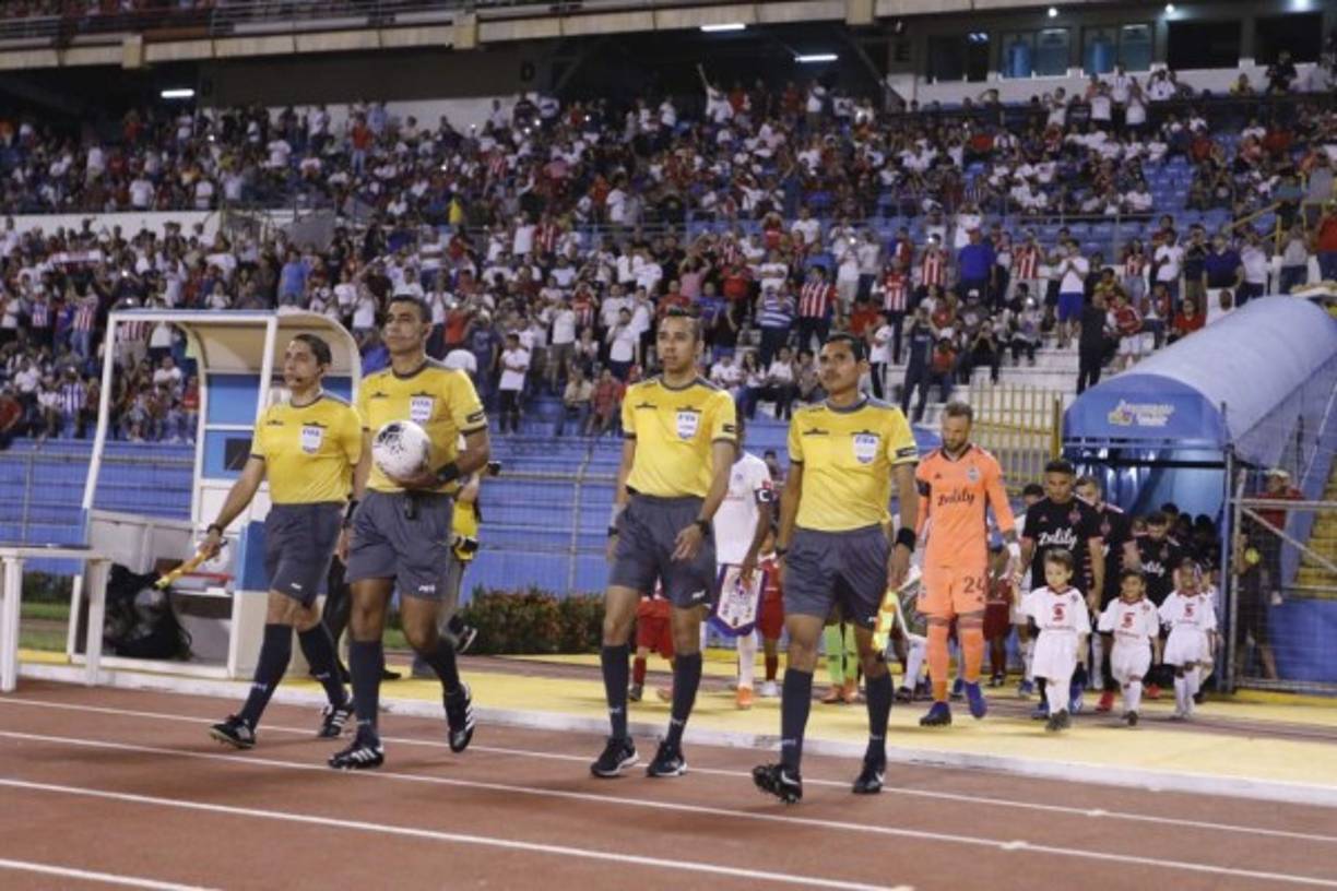 La salida de los equipos titulares de Olimpia y Seattle Sounders, encabezados por la cuarteta arbitral del juego.