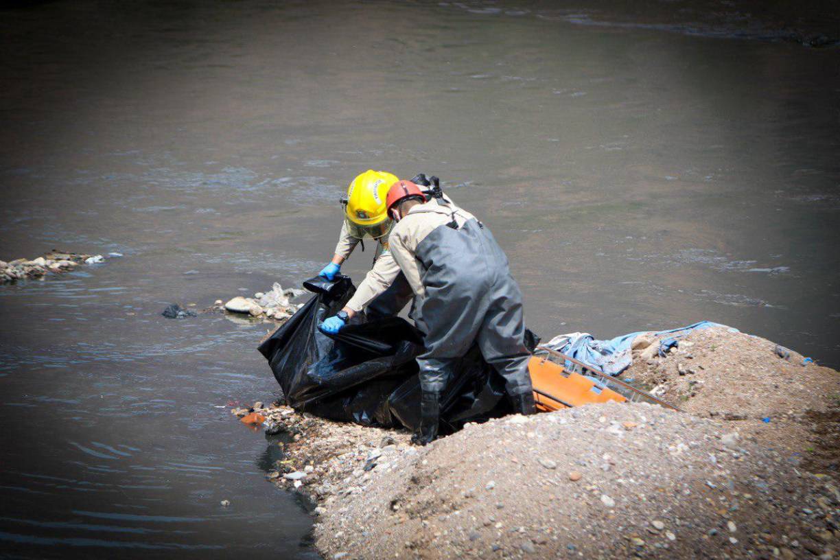 Fiscales protestan frente a cadáver en río de Tegucigalpa
