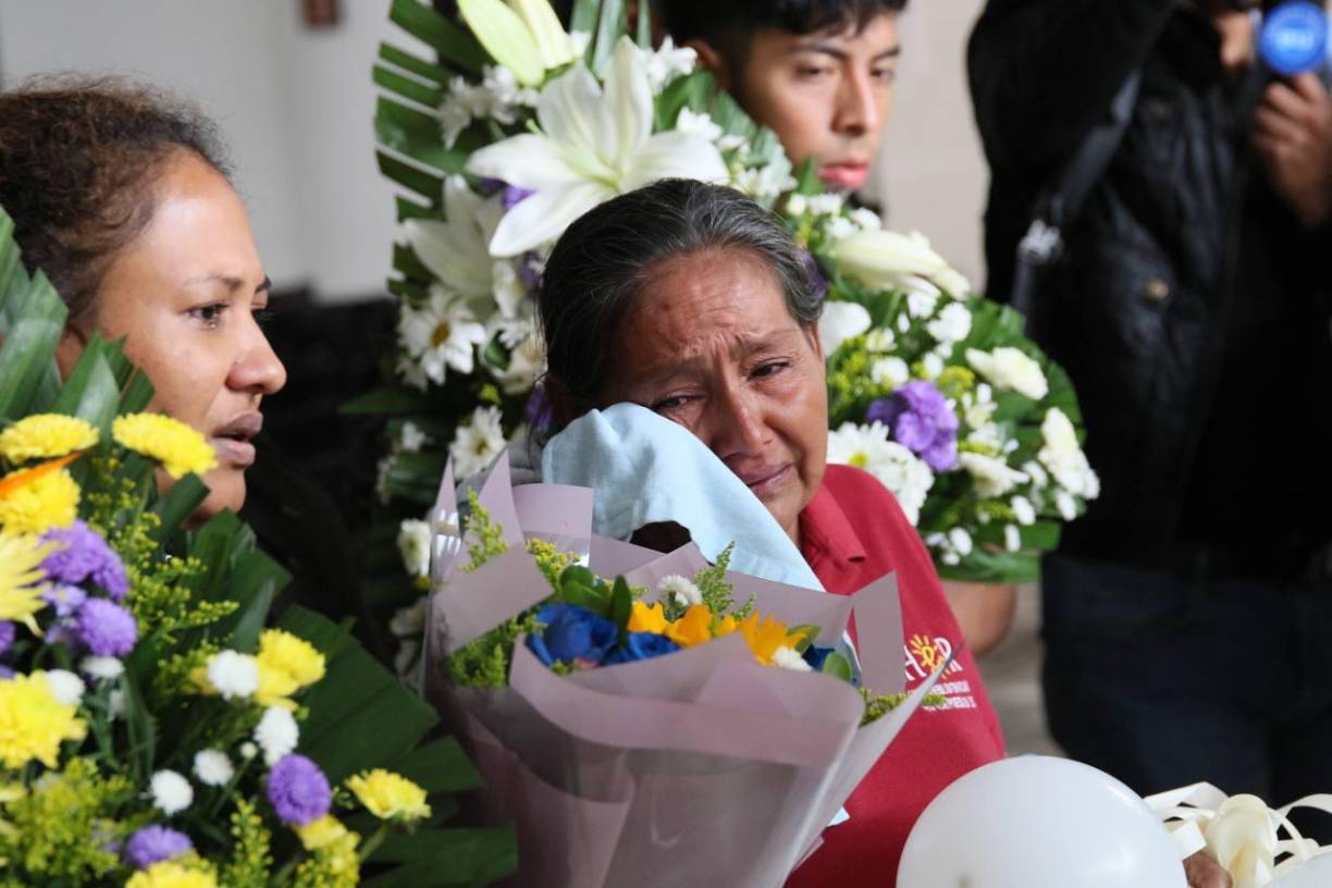 “Yo solo pido justicia, porque lo que hicieron con mi hijo es una injusticia, mataron a un inocente lleno de muchos sueños y metas. Los menores que entrevistaron tienen que ser investigados porque ellos tienen que saber quiénes se lo llevaron, ellos tienen que saber. Yo solo pido justicia para mi hijo y que no se quede impune, como muchos otros casos de jovencitos”, dijo.
