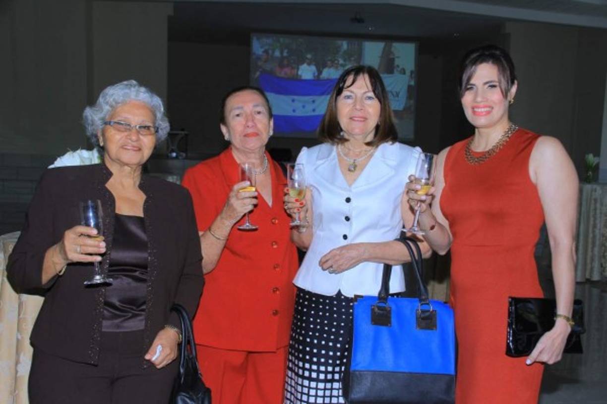 Argentina, Mercedes y Nelly Suazo con Alice Armijo.