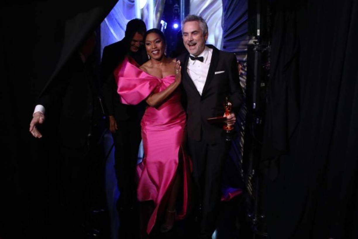 Una gran noche para el mexicano Alfonso Cuarón, quien se llevó la estatuilla como mejor director, mejor película de lengua extranjera y mejor cinematografía. En la foto junto a Angela Bassett y el actor español Javier Bardem.