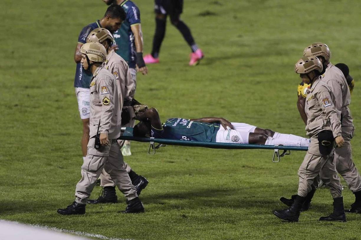 El lateral derecho Félix Crisanto se retiró lesionado en camilla tras encontronazo con jugador del Real España.