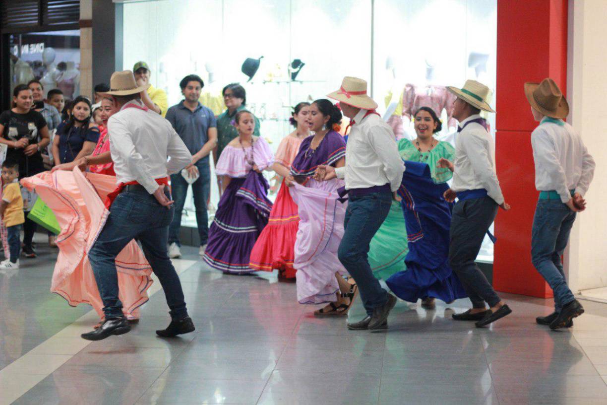 Además, se realizó una presentación de danza folclórica, la cual identificó a varios de los participantes que llegaron desde diferentes zonas del país. 