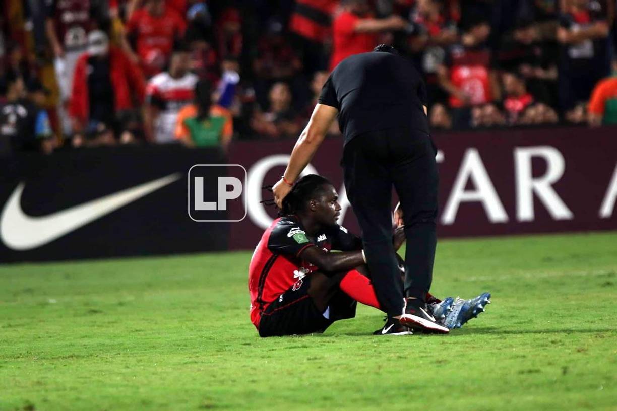 Los rostros tristes de los jugadores del Alajuelense tras perder el título de la Liga Concacaf 2022.