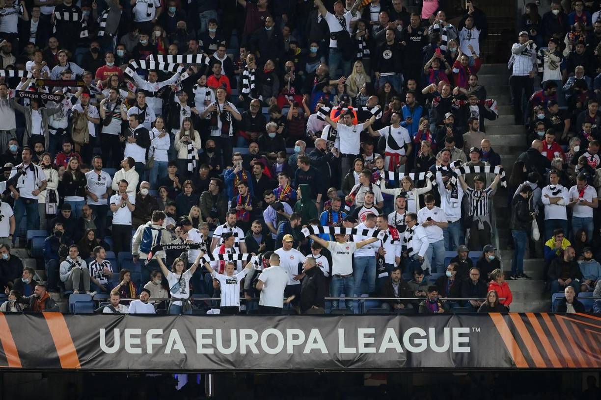 Unos 20 mil aficionados del Eintracht Frankfurt celebraron a lo grande el triunfo ante el Barcelona en el Camp Nou.
