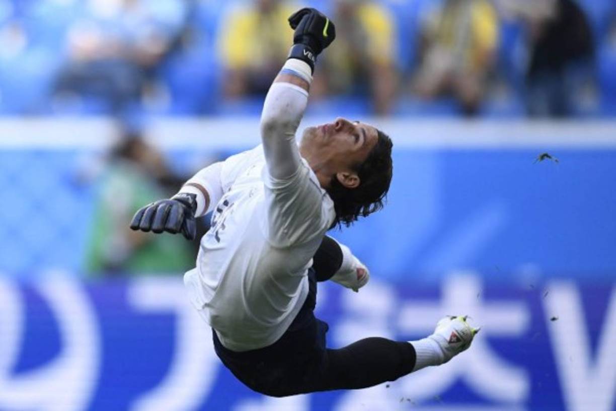El arquero suizo Yann Sommer durante el calentamiento del partido. Foto AFP