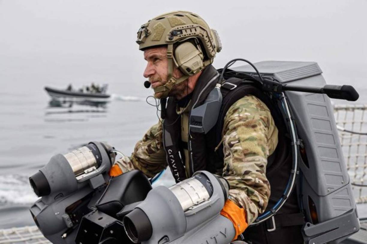 El costo del jet suit ronda los 400.000 dólares.