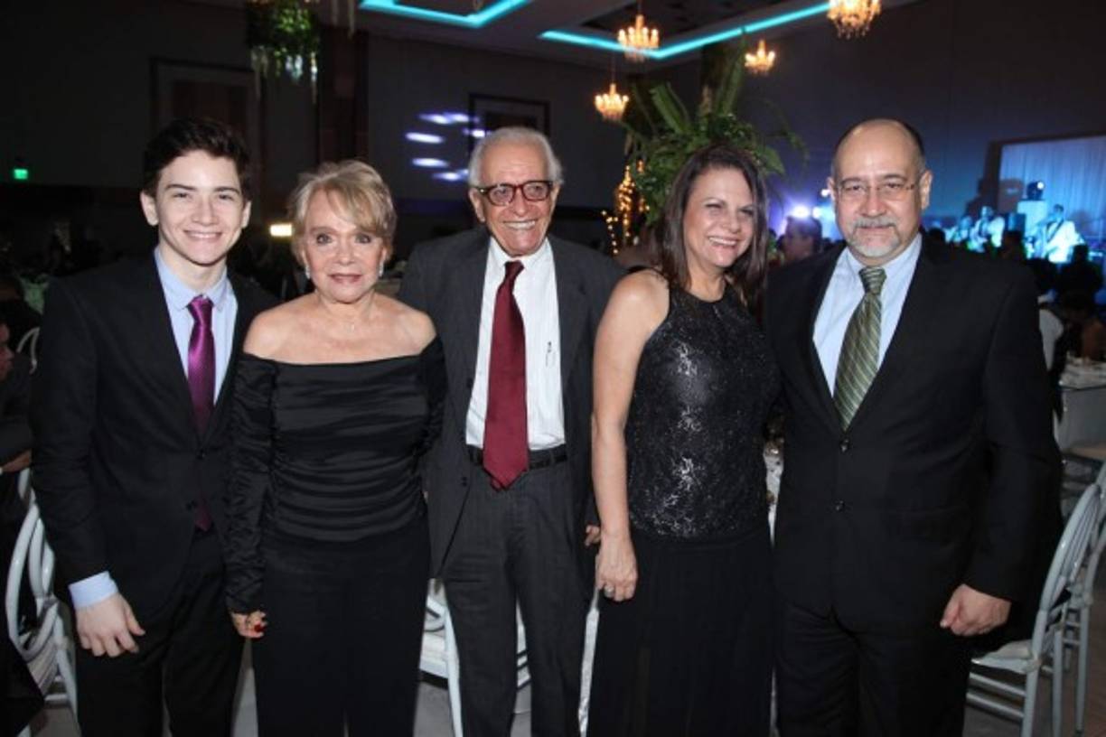 Arlene y Pito Pérez con Daphne y Jorge Sikaffy.