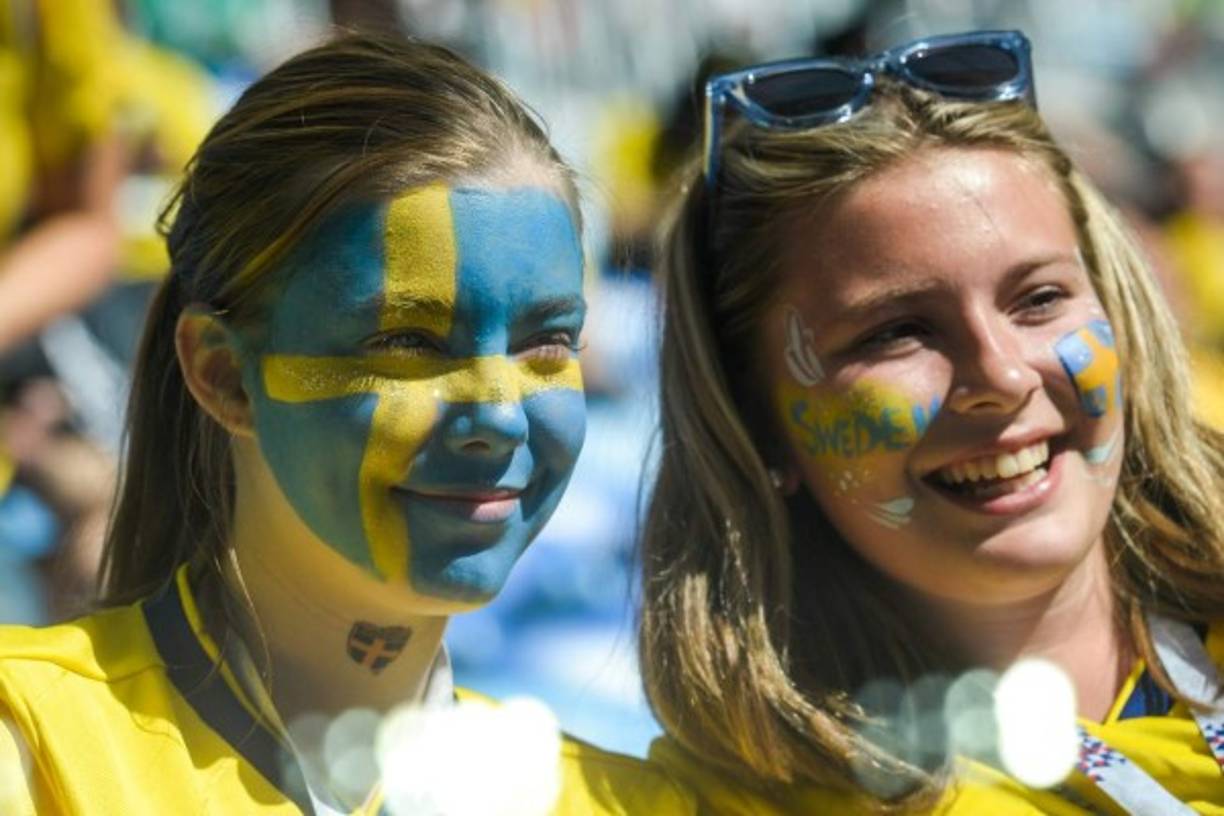 Sweden fans wait for the start of the Russia 2018 World Cup round of 16 football match between Sweden and Switzerland at the Saint Petersburg Stadium in Saint Petersburg on July 3, 2018. / AFP PHOTO / Olga MALTSEVA / RESTRICTED TO EDITORIAL USE - NO MOBILE PUSH ALERTS/DOWNLOADS