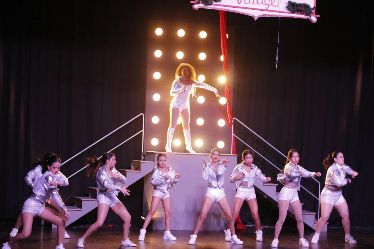 Los bailares con sus dotes en el jazz, acrodance, urbano, ballet personificaron en escena los destacados medios tiempos del Super Bowl de las celebridades Shakira, JLO y Beyoncé.