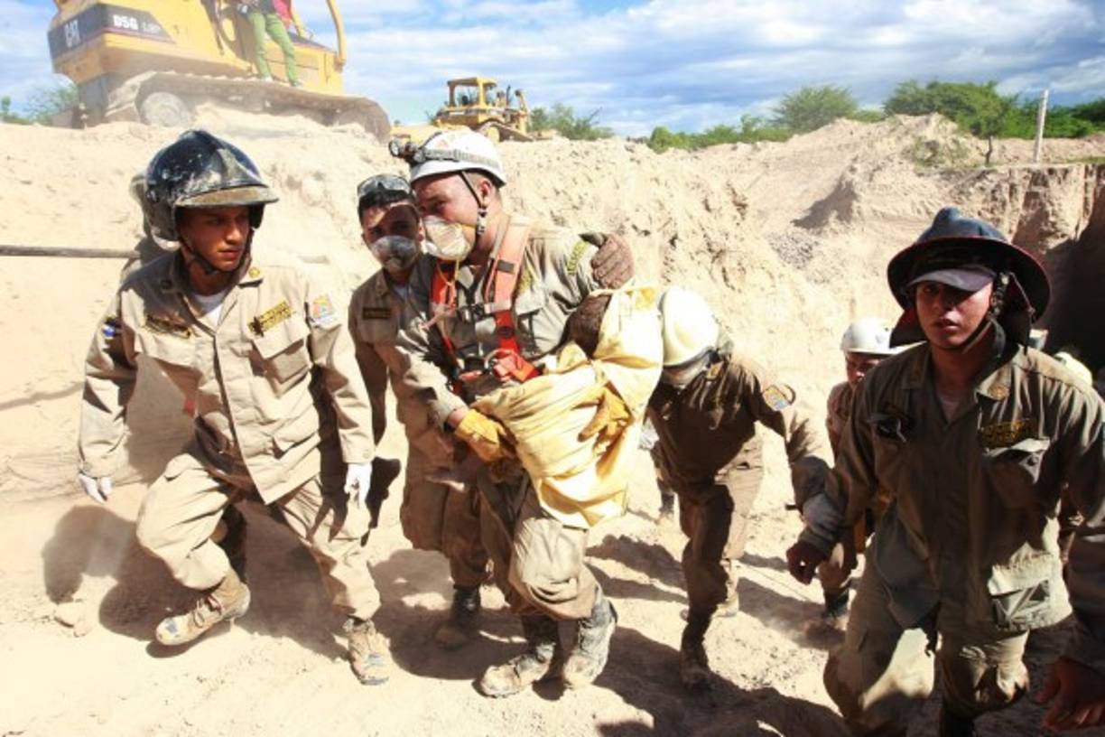 Los bomberos trabajaron arduamente para rescatar el cuerpo del menor que cayó en un pozo de 12 metros de profundidad.
