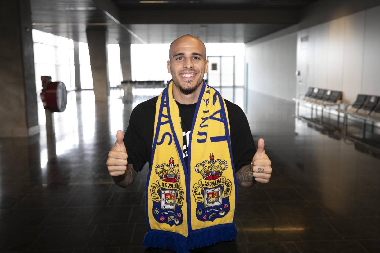 OFICIAL: El delantero español Sandro Ramírez es nuevo jugador de Las Palmas de la segunda división de España. Llega procedente del Huesca y hace unos años atrás formó parte del FC Barcelona.