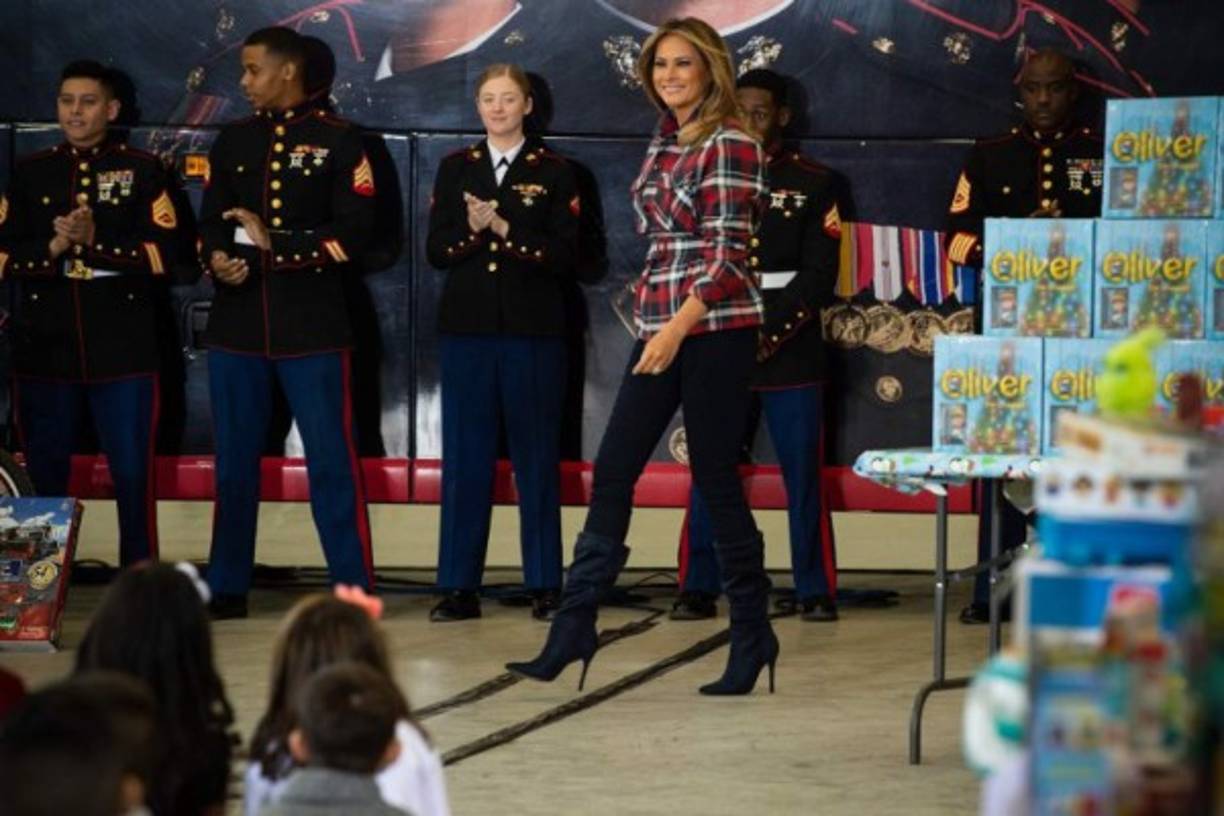 La primera dama cambió sus tradicionales stilettos por unas botas y jeans que combinó con una chaqueta de Thomas Maier valorada en 1,000 dólares para el evento anual de Toys for Tots (juguetes para los pequeños) organizado por la Marina estadounidense.