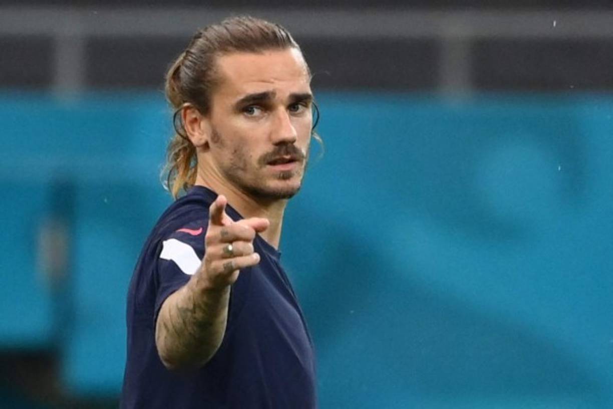 La prensa española informa que Antoine Griezmann podría abandonar las filas del Barcelona. El elevado sueldo del francés, las incorporaciones de Memphis Depay y el ‘Kun’ Agüero y el rendimiento que ha ofrecido en sus dos temporadas en el Camp Nou han ‘empujado’ a la secretaría técnica barcelonista a considerar prescindible al ‘principito’. Foto AFP.