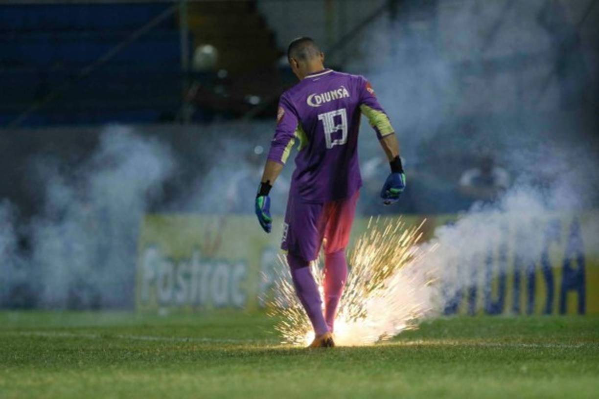Aficionados tiraron bengalas a la cancha y Jonathan Rougier pateó una.