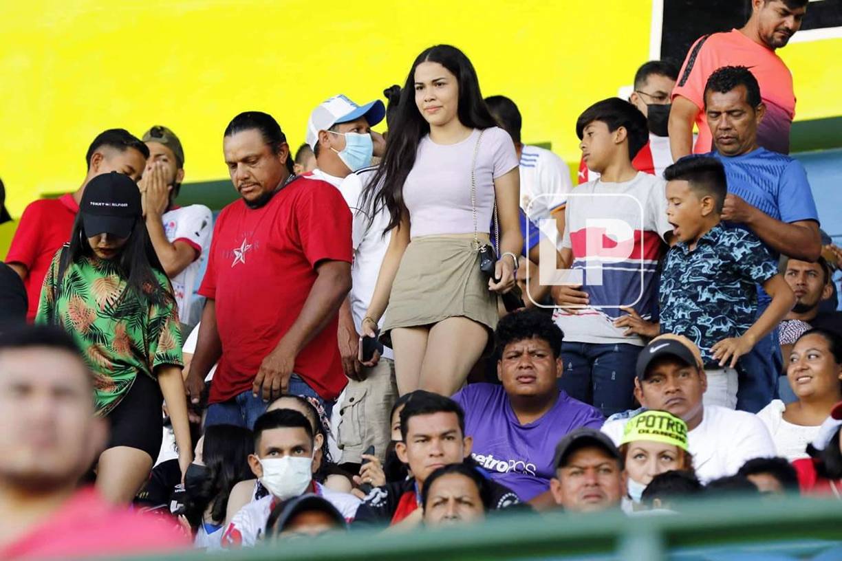 Esta guapa chica cautivó en las gradas del estadio olanchano.