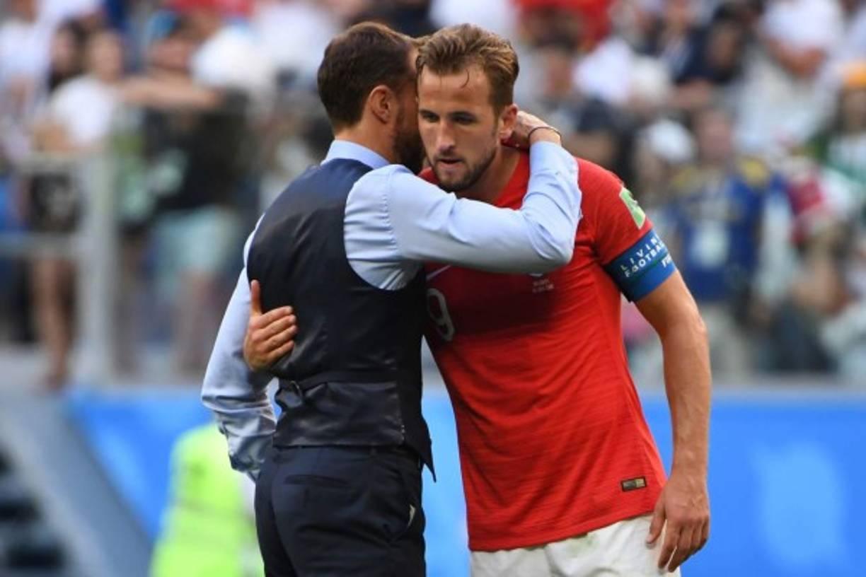 El entrenador inglés Gareth Southgate fue a consolar al atacante Harry Kane, quien finalizó el Mundial con seis anotaciones.