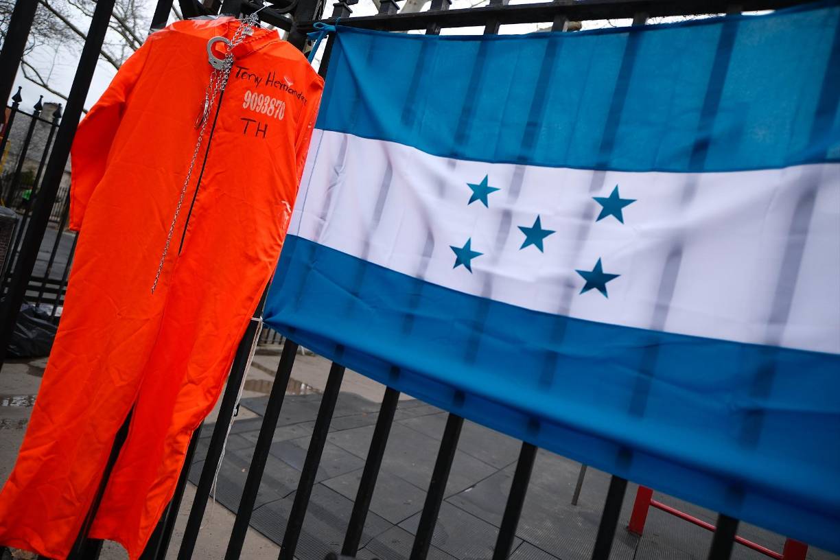 La incursión en la política de Juan Orlando Hernández, al lado de connotados políticos de la talla de Ricardo Maduro, Rafael Leonardo Callejas y con mentores como Porfirio Lobo Sosa, le garantizaban una carrera sin obstáculos y llena de triunfos.