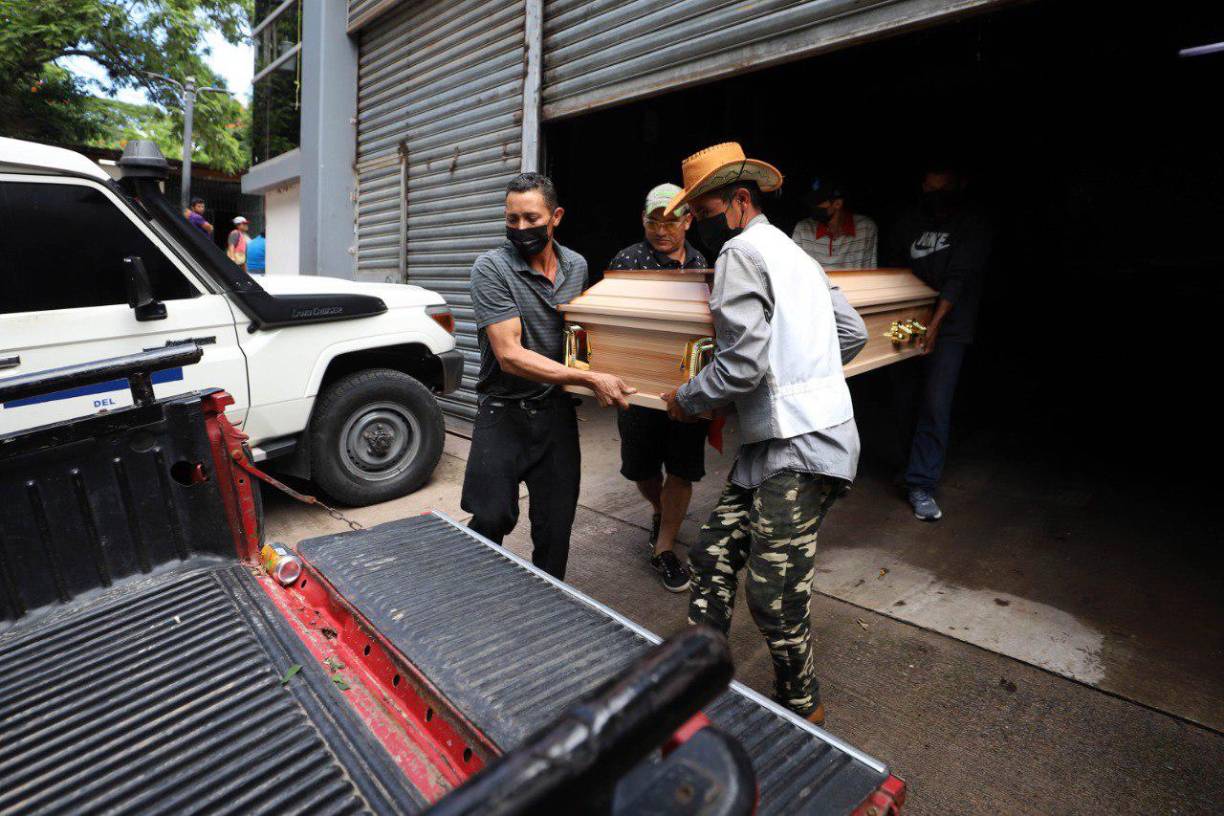  Julio César fue arrestado en el interior de la covacha en la que residía y que él construyó en el mismo terreno de la casa de sus padres, acusado de darle muerte a su hermano menor Jaime Noé Ramos Araujo, unas 13 horas antes de la detención.