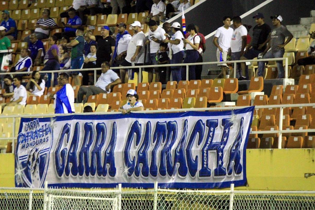 La afición hondureña asistió al estadio Olímpico Félix Sánchez de Santo Domingo para apoyar a la Selección de Honduras.
