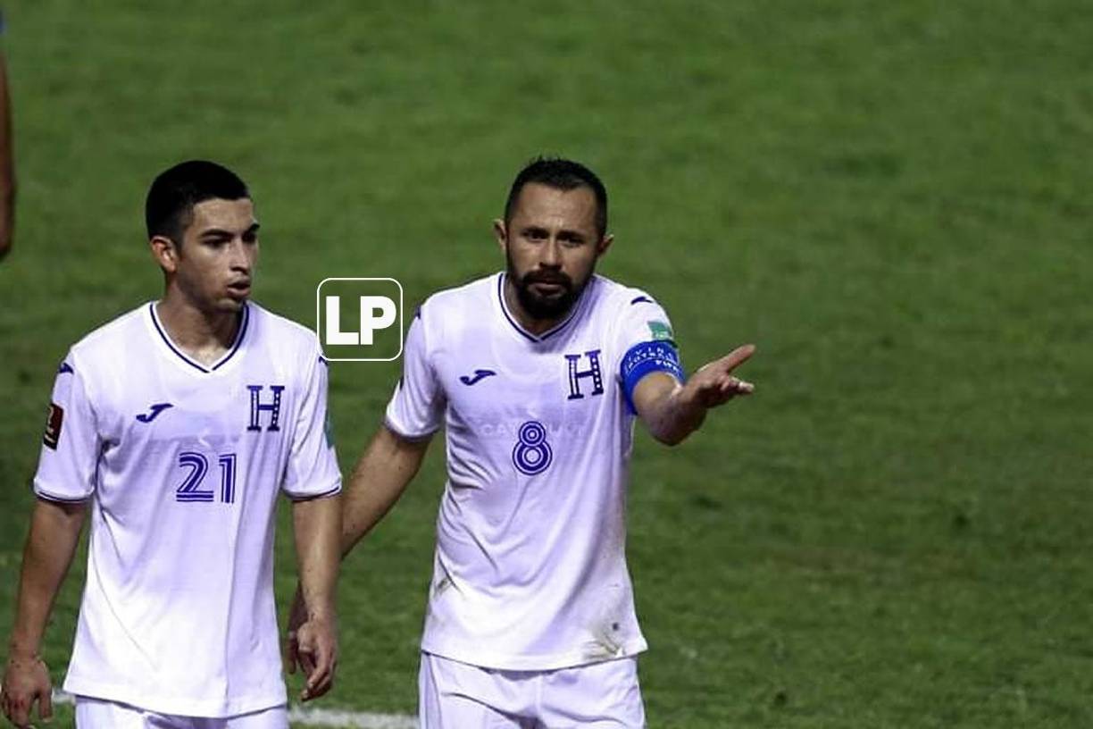 Al final del primer tiempo, Alfredo Mejía tranquilizó a Jonathan Rubio, quien no estaba conforme con el rendimiento del equipo.
