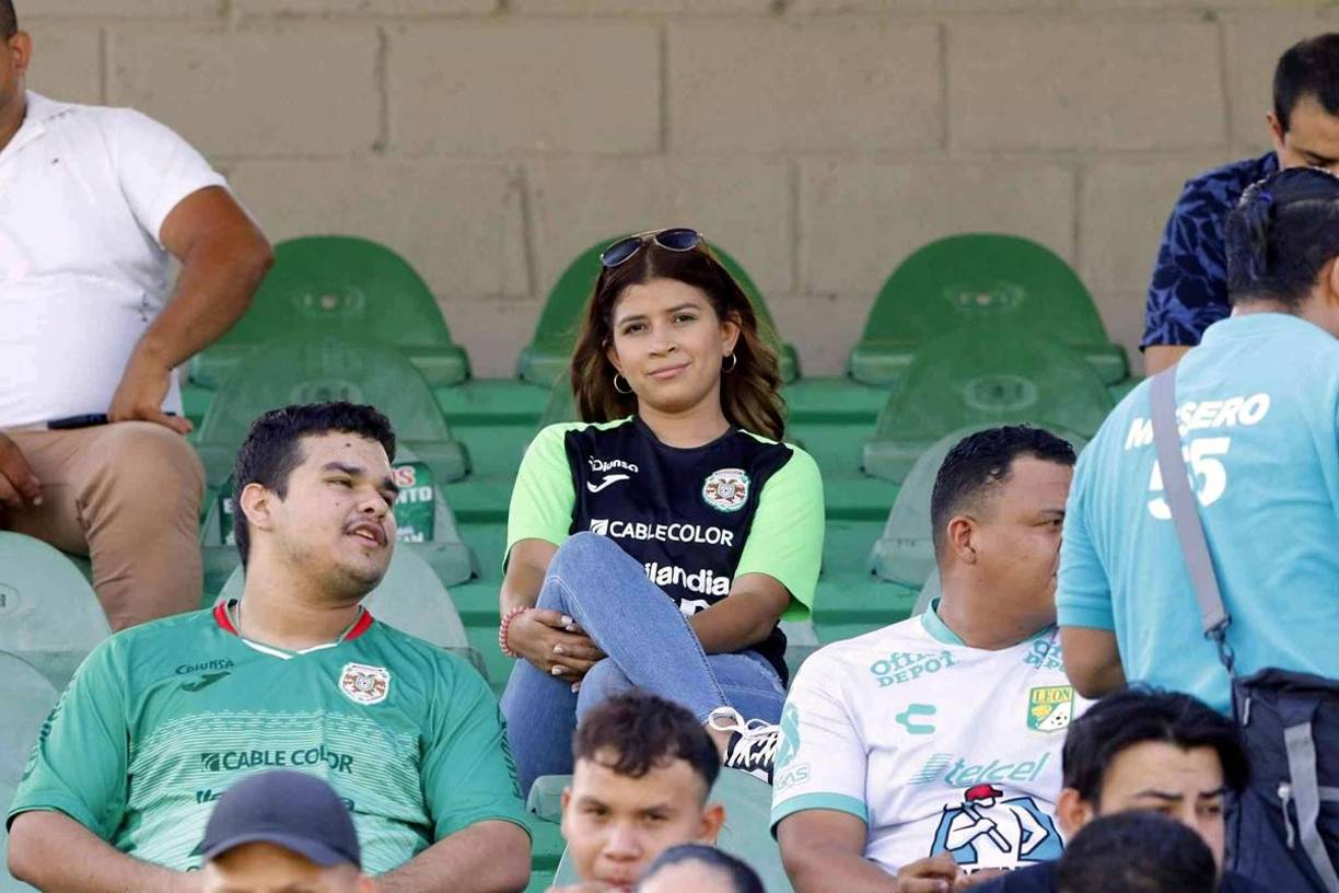 Esta chica llegó al Yankel bien identificada con la camiseta del Monstruo Verde.