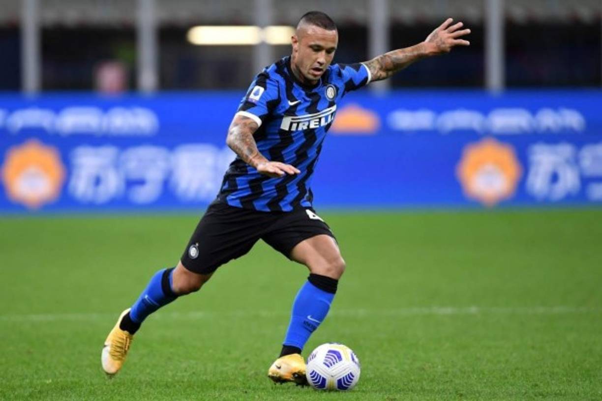 Radja Nainggolan se convertirá en nuevo jugador del Royal Antwerp de Bélgica tras desvincularse del lnter de Milán. El jugador que había sido relacionado con el Cagliari, donde ya militó la pasada campaña, se ha decantado finalmente por volver a su país. El jugador ha pasado el reconocimiento médico y firmará su contrato en las próximas horas, según informa Fabrizio Romano.