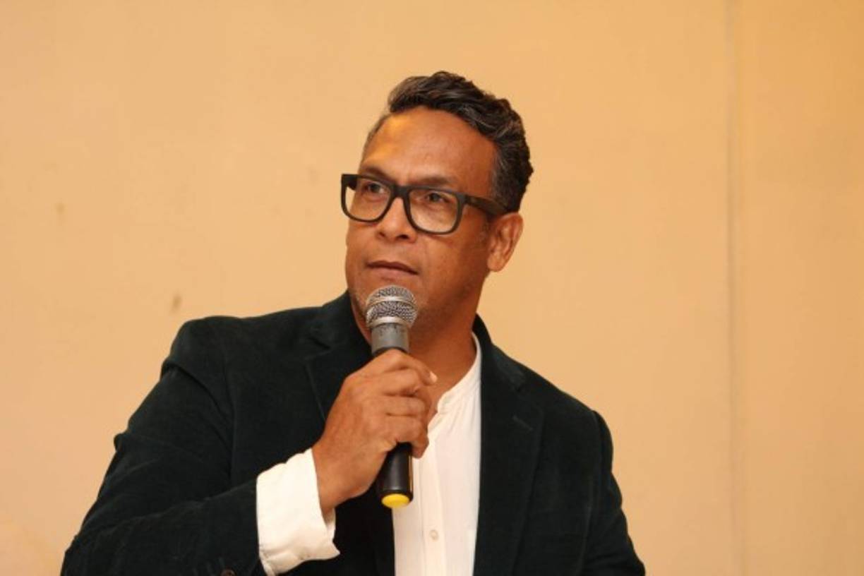 El cantante puertorriqueño René González se encuentra entubado y en cuidados intensivos, confirmaron sus familiares. La comunidad cristiana recibió con sorpresa esta noticia.