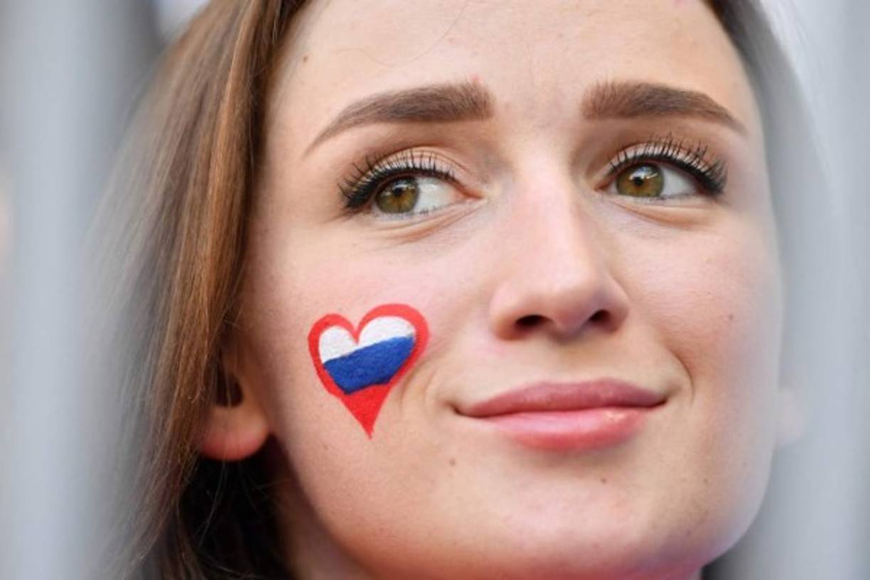 Las rusas engalanaron con su belleza las gradas del Samara Stadium. Foto AFP