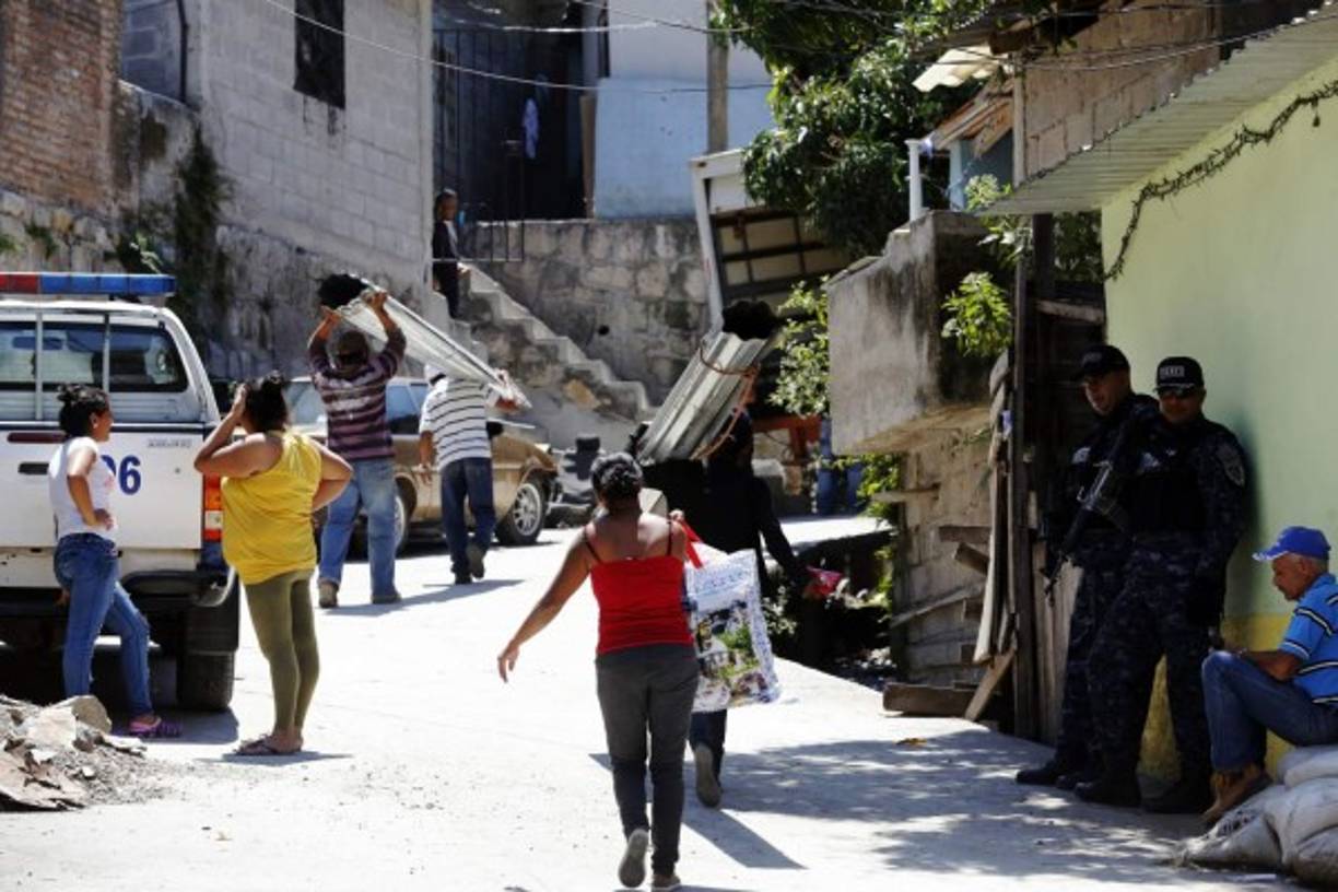 Muebles, enseres y hasta parte de las casas se llevaron los habitantes en medio del pánico.