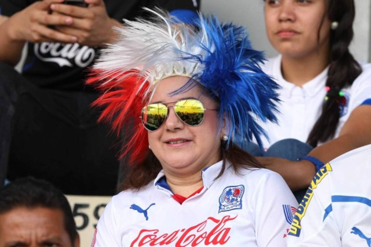 Los típicos sombreros que simbolizan los colores de su equipo son notorios en el estadio capitalino.