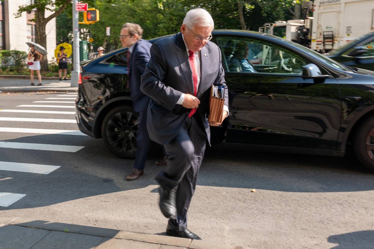 Según los fiscales, Menéndez interfirió ante la justicia de Nueva Jersey y ante el presidente estadounidense, Joe Biden, en el nombramiento del nuevo fiscal de distrito de ese estado para tratar de que se archivaran procesos judiciales que afectaban a Daibes y a Uribe.