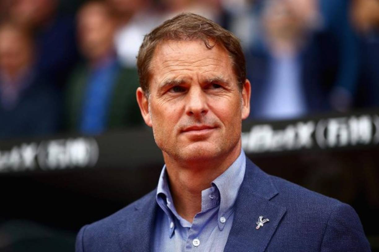 Frank de Boer se ha ofrecido por carta para ser el nuevo director deportivo de la Real Sociedad. Tras sus malas experiencias como entrenador en el Crystal Palace y en el Inter, el exfutbolista neerlandés quiere probar más allá de los banquillos .