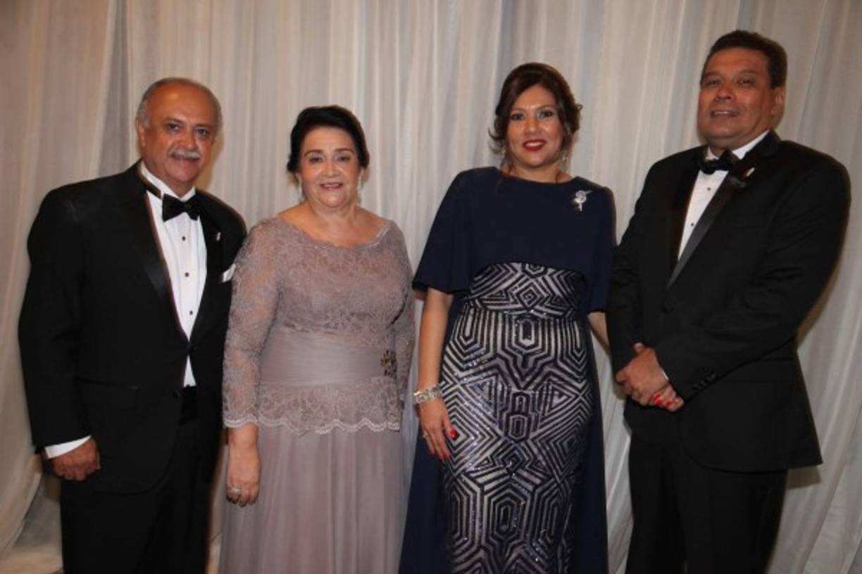 Sandra y Renato Larios con Geraldina y Sergio Pineda.